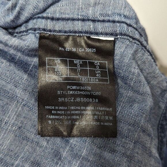 Guess Slim Fit Size Large Women's Chambray Medium-Wash Denim Button-Up Shirt - Picture 9 of 9